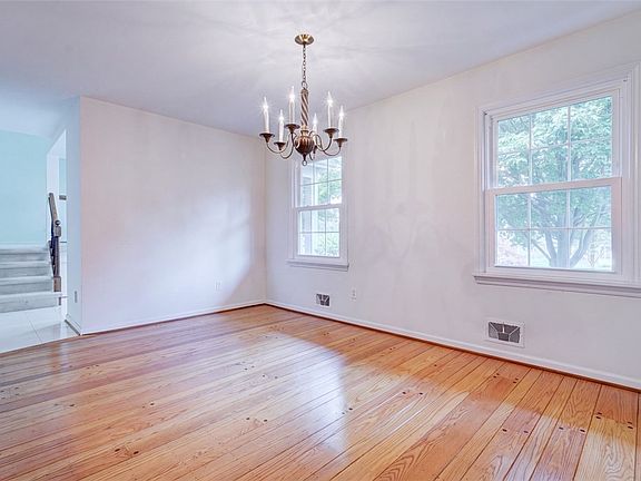 4th image of 34 Sturbridge Ln