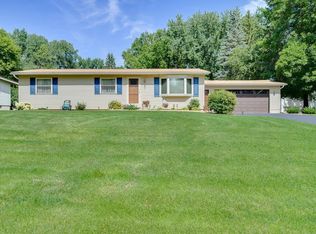 860 Howard Ln, Chaska, MN 55318