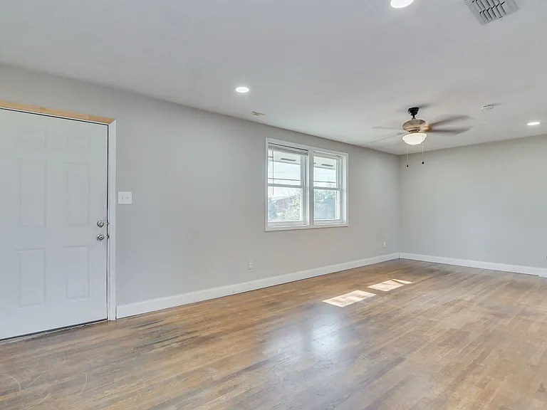 208 Maywood Dr — Photo 5