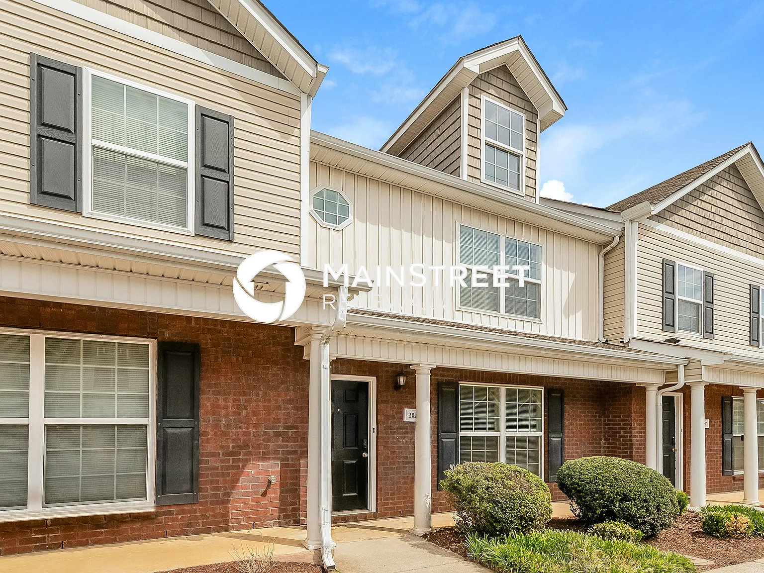 2029 George Buchanan Dr — Photo 1
