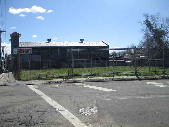 4th image of 2110 Richmond Ter