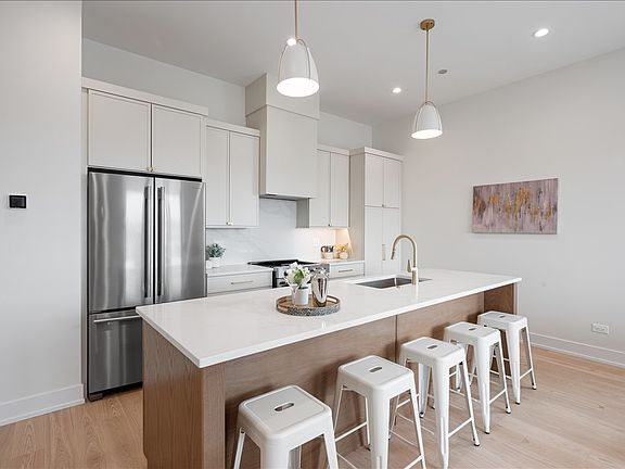 3rd image of 5340 N Lincoln Ave #403