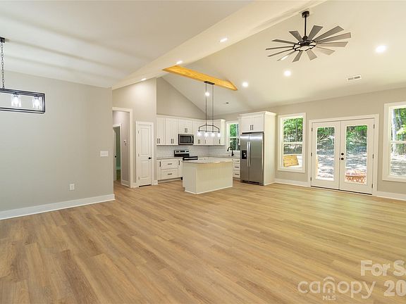 3rd image of 472 Oak Rd