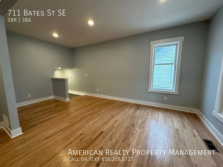 711 Bates St SE — Photo 6