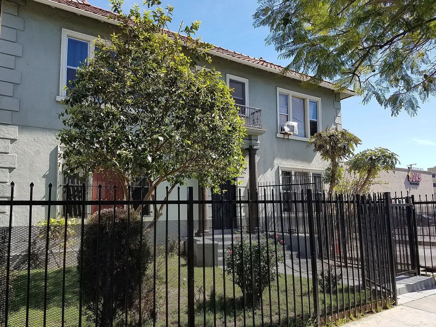 258 S Kenmore Ave — Photo 1