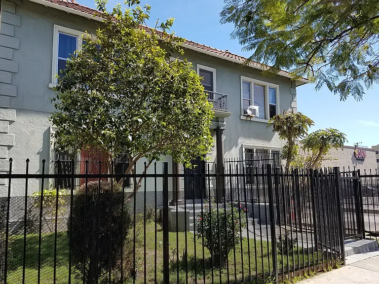 258 S Kenmore Ave — Photo 1