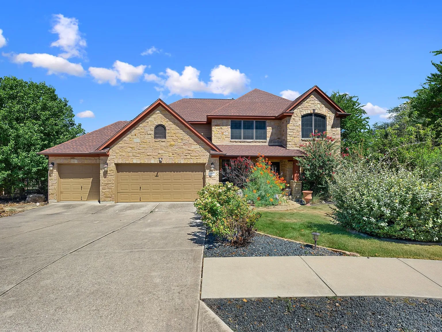 6 bed, 4.0 bath, 3288 sqft, $4,390 — Photo 1