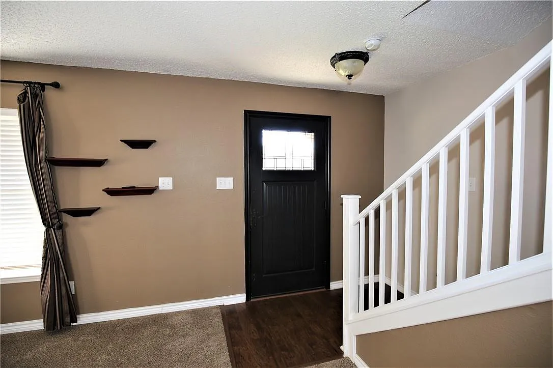 4 bed, 2.5 bath, 2583 sqft, $2,295 — Photo 2