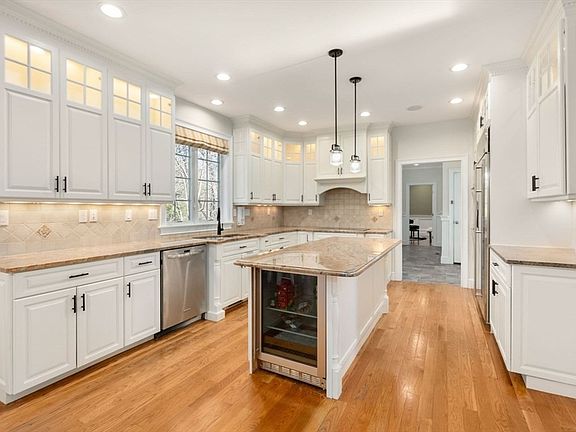 3rd image of 11 Bobolink Rd