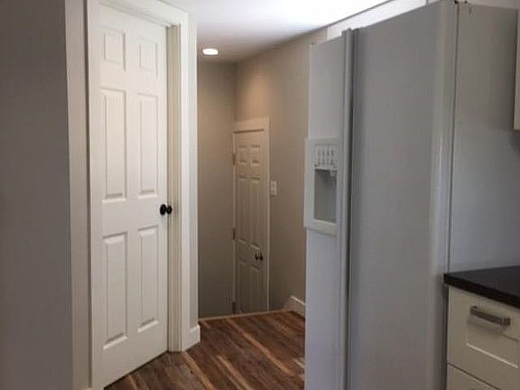 1407 door to main level bath