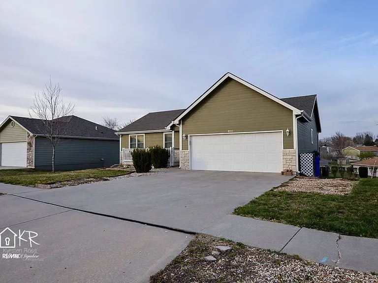 631 Tall Grass Dr — Photo 2