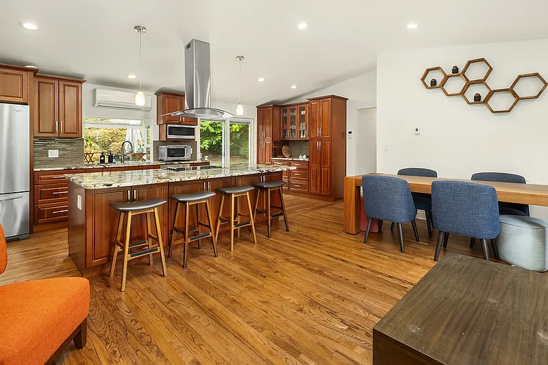 3 bed, 3.0 bath, 1960 sqft, $4,950 — Photo 2