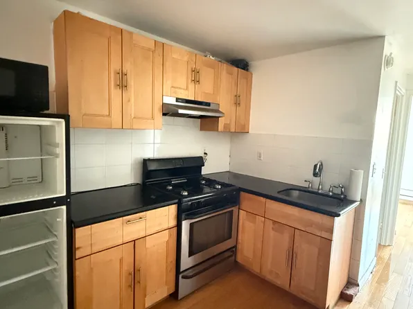 74 Manhattan Avenue image 1 of 4