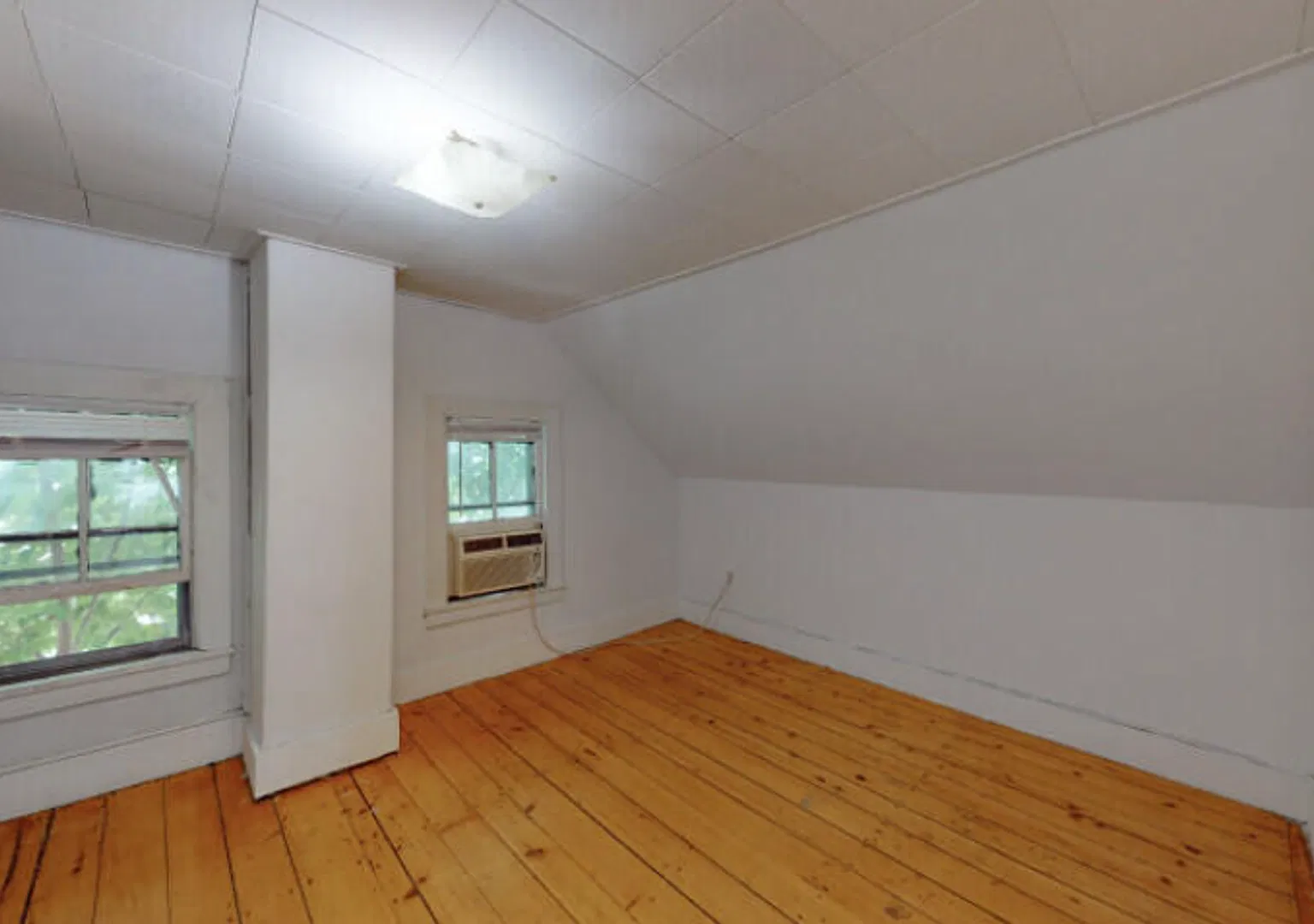 Charming 3-Bedroom Historic Home with Modern Comforts in Prime Saco Location 43 Green St — Photo 4