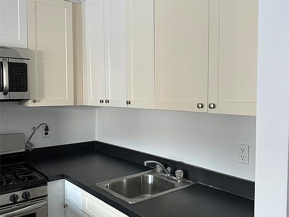 5th image of 1155 Warburton Ave APT 3B