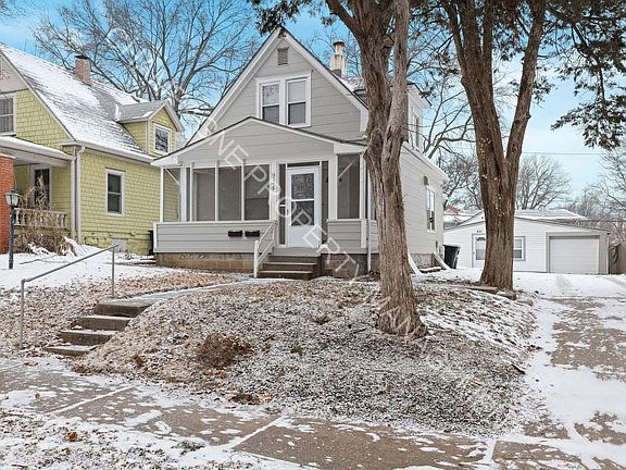 2nd image of 934 W 42nd St