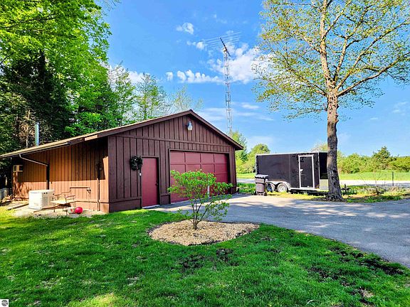 4th image of 6075 Cedar River Rd
