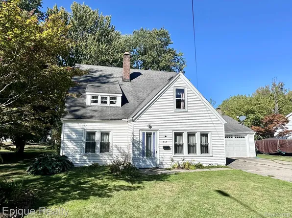 305 N Kennefic St, Yale, MI 48097