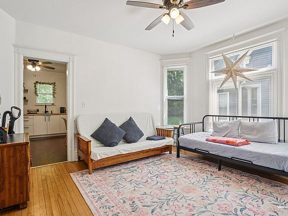5th image of 587 Cook Ave E Unit 1