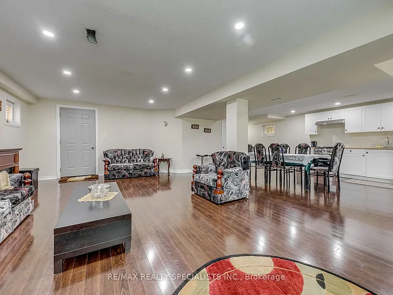 5486 Landsborough Ave — Photo 9