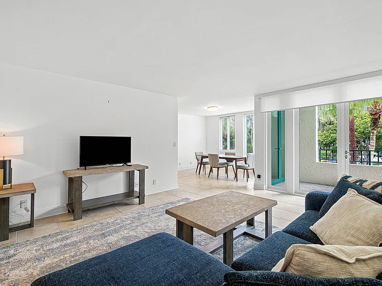 100 SE 5th Ave #216 — Photo 3