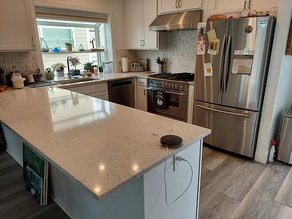 Kitchen w/36" dual fuel range