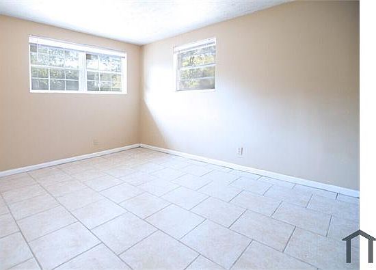 5th image of 1085 W 1st St