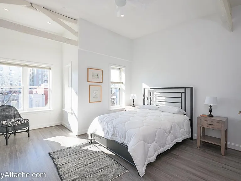 224 E St NE — Photo 21