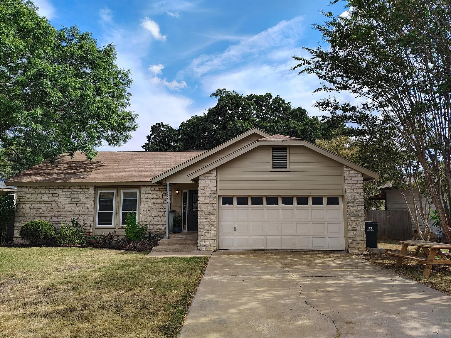 3 bed, 2.0 bath, 1218 sqft, $1,745 — Photo 1
