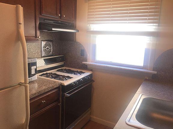 5th image of 77 Ainsworth Ave #2