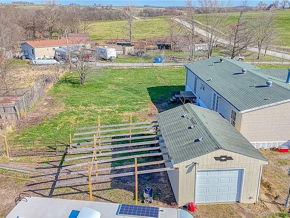 2nd image of 914 NE 121st Rd