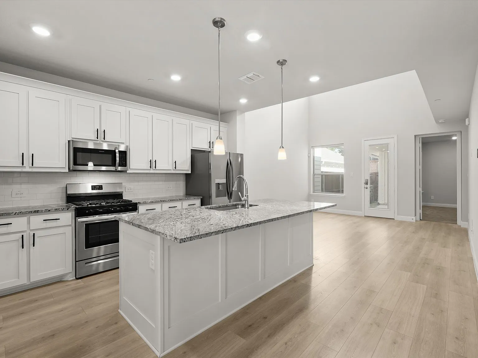 3 bed, 2.5 bath, 1799 sqft, $3,000 — Photo 3