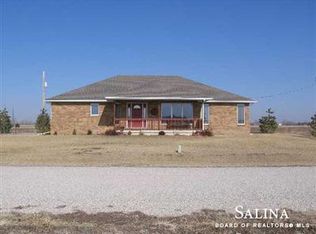 922 Emerald Lake Dr, Lindsborg, KS 67456
