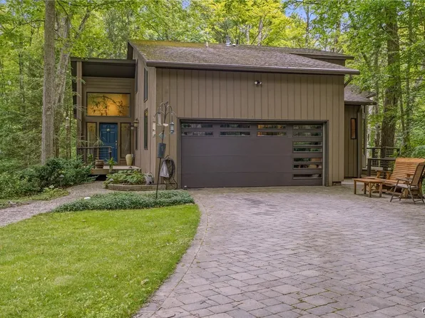 4327 Cedarvale Rd, Syracuse, NY 13215