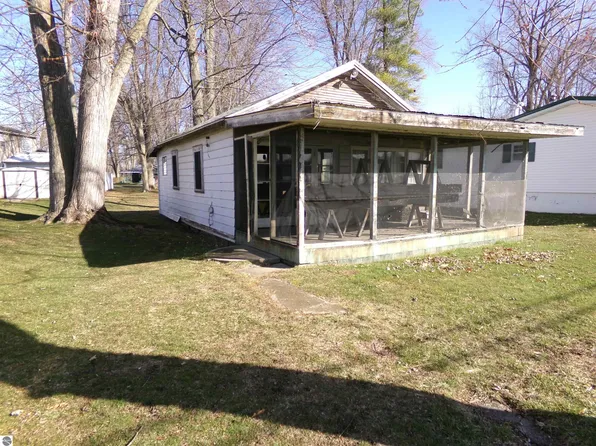 482 N Shore Dr, Crystal, MI 48818