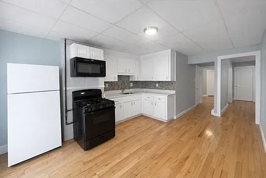 3 bed, 957 sqft, $2,800 — Photo 2