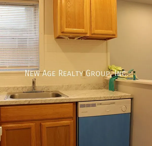 530 N Douglas St — Photo 8
