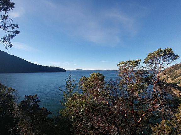 Short walk to Washington park, trails, boat launch, and private beach.