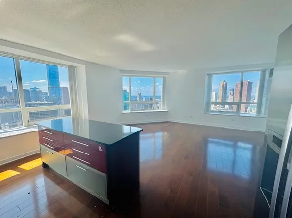 512 N McClurg Ct, Chicago, IL