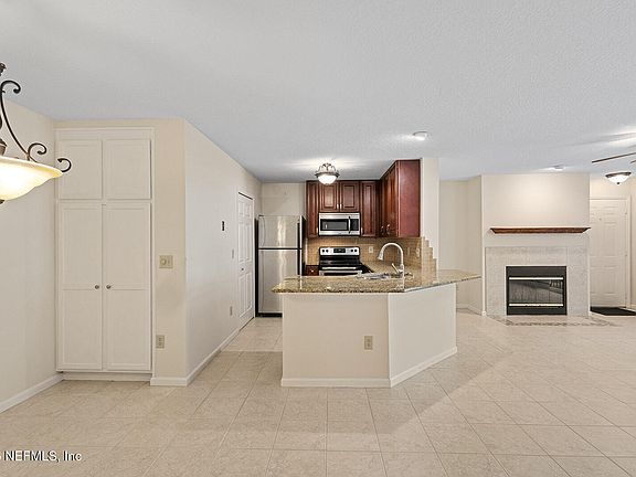 4th image of 13715 RICHMOND PARK Drive N #304