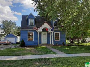 624 2nd St, Hull, IA 51239