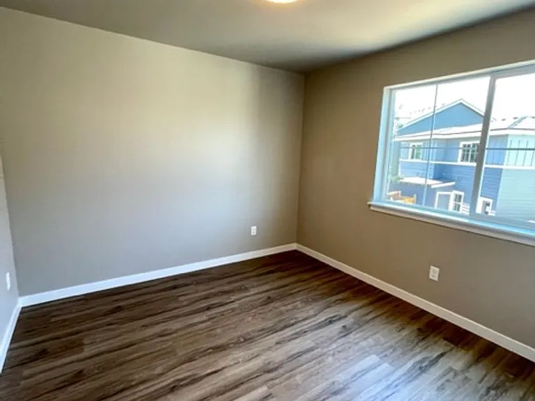 Jennifer Triplex - 61525-JENN-00 — Photo 14
