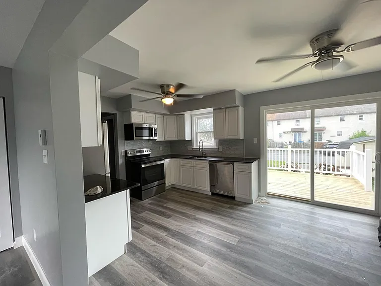 570 Elm St — Photo 3