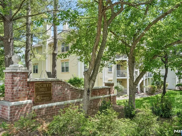 518 Holly Ct, Mahwah, NJ 07430