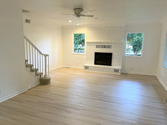 Back to kitchen looking into main family room, salon