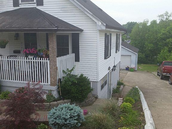 Side view/garage in back