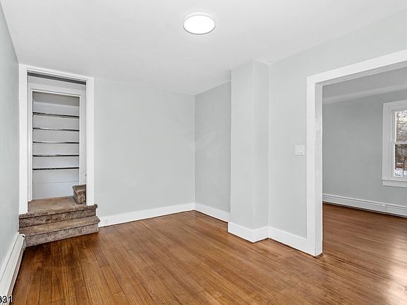 5th image of 16A Oak St