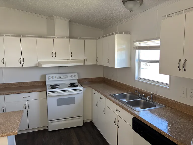 Plenty of kitchen counter space!