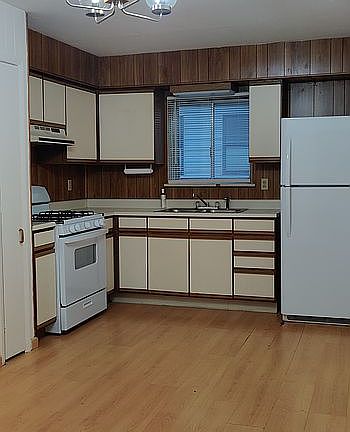 4th image of 306 E 331st St