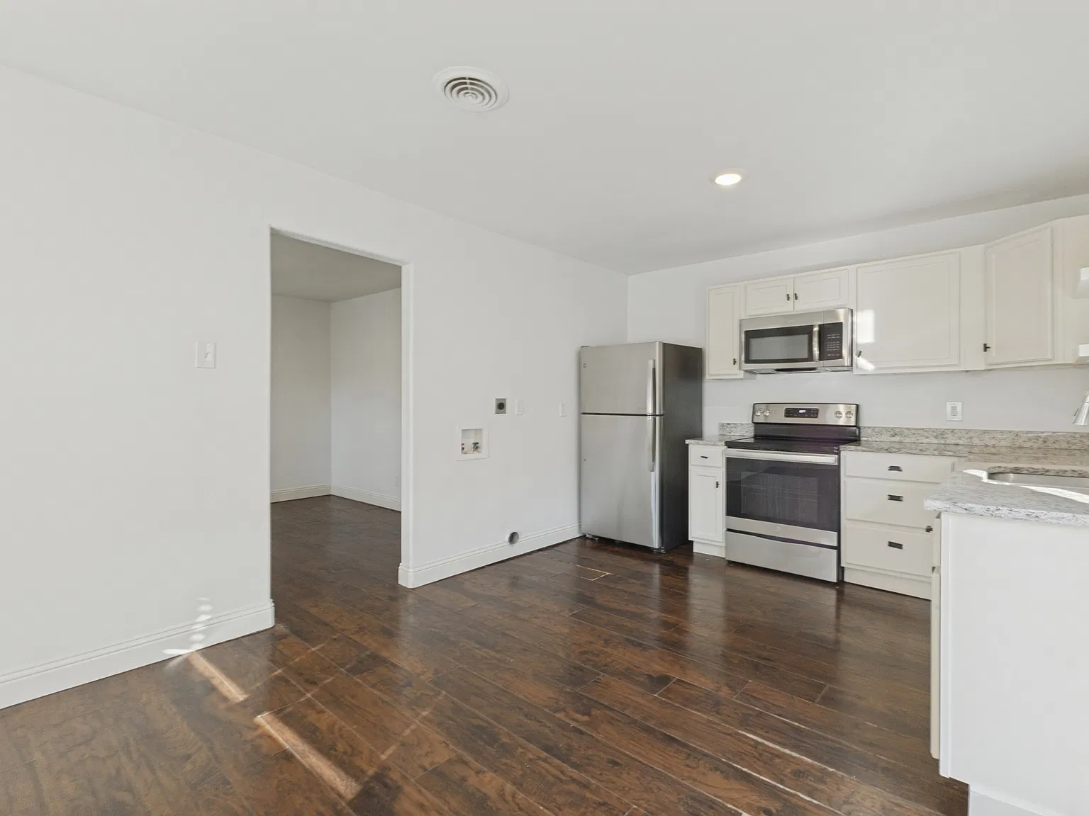 2 bed, 1000 sqft, $1,700 — Photo 2